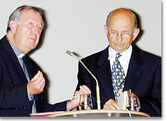 Helmut Nicklas im Gespräch mit Pater Lothar Benners in Schoenstatt bei der Oktoberwoche 2006