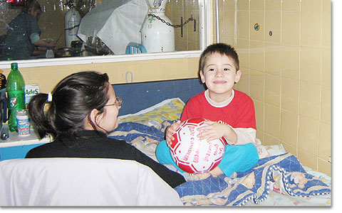 Tag des Kindes im Hospital General de Agudos Dr. Ignacio Pirovano, Buenos Aires : ein Ball, kostbares Geschenk für ein schwerkrankes Kind