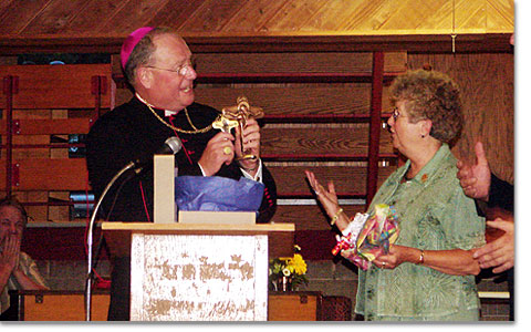 Erzbischof Timothy Dolan von Milwaukee feierte im Internationalen Schönstatt Zentrum in Waukesha den 30. Jahrestag seiner Priesterweihe; Geschenk: ein Kreuz der Einheit 
