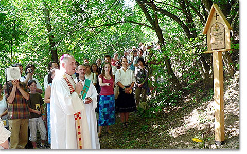Beim Heiligtum von Obudavar, Ungarn: Familienbischof Biró Láyló weiht einen Ehepaar-Weg ein