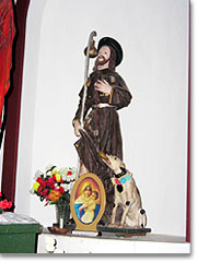 Tilcara, Jujuy: bei einer Statue von St. Roque ist ein MTA-Bild angebracht
