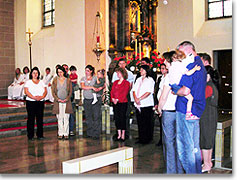 Mütter und Eltern beten für ihr ungeborenes Kind