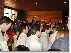 Einzug von Seminaristen aus Chile, bereit zur Weihe