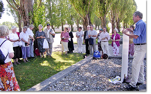 Etwa 50 Personen kamen am 15. Juli nach Dachau zum 40. Jahrestag des Besuches von Pater Kentenich 