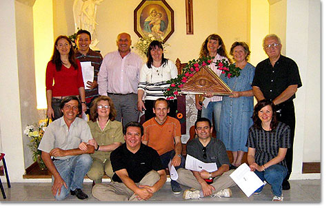 Teil des Teams vom Pädagogischen Zentrum Gott Vater in Mendoza in der Kapelle der Schule, mit dem Vatersymbol