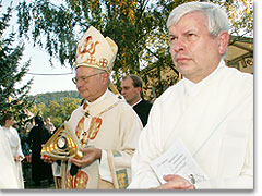 Erzbischof Zollitsch trgt das Vatersymbol zum Heiligtum