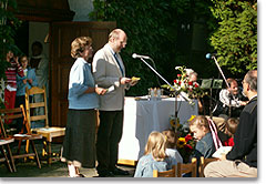 Ehepaar Maria und Ulrich Wolff bei der Begrüßung der Familien und aller, die zum Fest gekommen waren