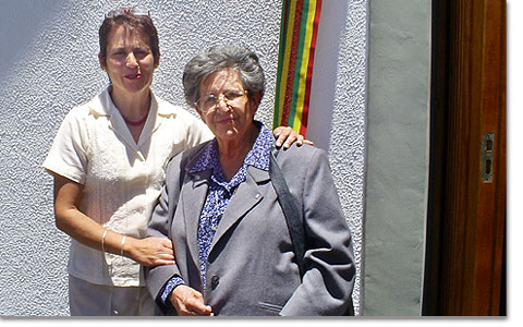 Lady Crespo de Miranda vor dem Heiligtum von Achumani, La Paz, Bolivien (mit Lizzie Loetz)