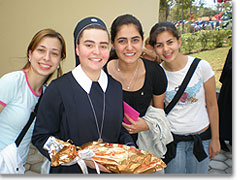 Schwester Camila mit ihrer Gruppe aus der Mädchenjugend