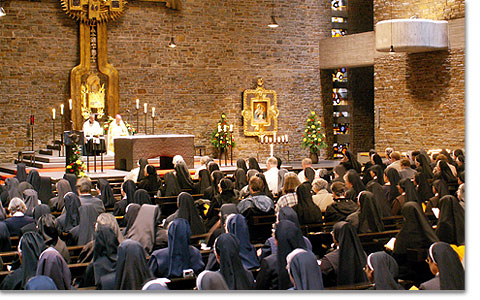 Etwa 180 Ordensleute aus dem Bistum Essen in der Anbetungskirche