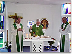 Heilige Messe in der Hauskapelle der Sonnenau: P. Juan Pablo Catoggio, P. Angel Strada, P. Antonio Cosp