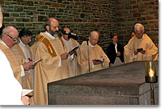 Gebet der Priester am Grab Pater Kentenichs