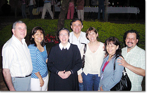 Die Referentin, Schw. Elizabeth Parodi, mit Familien aus Ciudad del Este