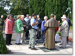 Einige Pilger bei der Pater-Kentenich-Statue