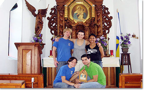 Jugendliche aus drei Ländern – Voluntäre des Schönstatt Summer 2006 – im Heiligtum von Monterrey, Mexiko