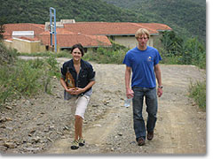 Olenka und Martin auf dem Weg hinauf zum Heiligtum