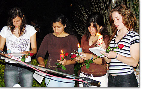 18. Oktober am Bildstock in Ituzaing, Argentinien: vier junge Frauen schlieen das Liebesbndnis