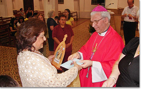 18. Oktober in Encarnacin, Paraguay: Bischof Ignacio Gogorza berreicht die Bilder der Pilgernden Gottesmutter