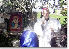 Bischof Mons. Alberto Puiggari von Mar del Plata beim Bildstock im Hafen