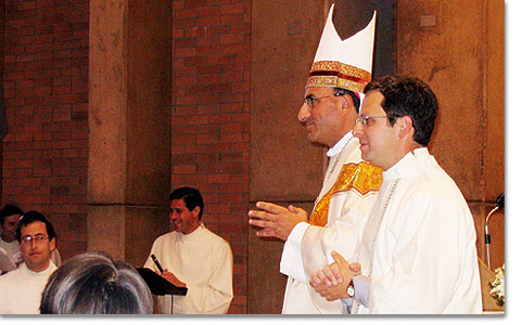 Der neue Diakon Afonso Wosny mit Weihbischof Fernando Chomalí, bei der Weihefeier in Bellavista am 20. Oktober
