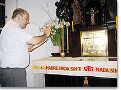 Pater Pablo Pol signet die Krone fr die Auxiliar im Vikariat Zentrum, Buenos Aires, nach der Bndnismesse in Confidentia