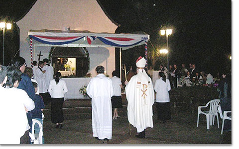 Heilige Messe mit Bischof Rogelio Livieres von Ciudad del Este, in Konzelebration mit dem Pfarrer von St. Lukas, Pfr. Manfredo