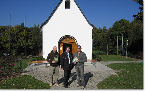 Peter Beck, Hadschi Bankhofer, Robert Bouchal vor der Gnadenkapelle auf der Sulzwiese am Kahlenberg zwischen Klosterneuburg und Wien