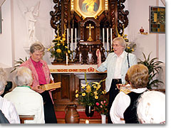 Frau Simon und Frau Wendels schenken jedem einen Heilig-Geist-Rosenkranz