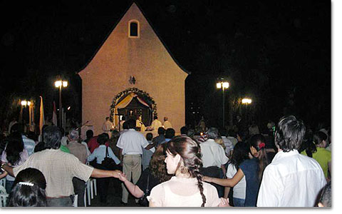 Eine Familie umarmt ihr Heiligtum: siebter Jahrestag des Heiligtums im Schönstattland von Ciudad del Este, Paraguay