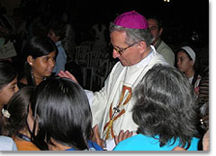 Bischof Jimenez umringt von Jugendlichen