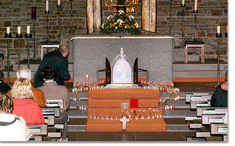 Lichter-Rosenkranz in der Anbetungskirche in Schönstatt