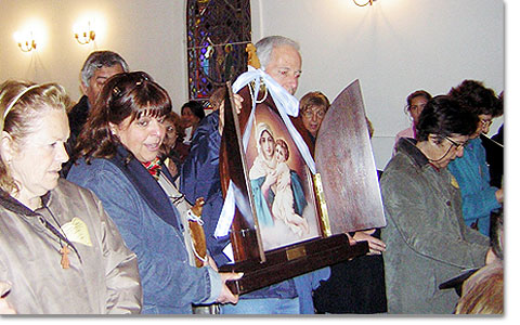 Jede Gemeinschaft der Kampagne der Pilgernden Gottesmutter brachte ihre Auxiliar mit zum Treffen in San Isidro