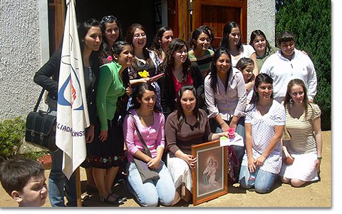 12. Weihetag des Heiligtums in Chilln, Chile: Mdchenjugend vor dem Heiligtum
