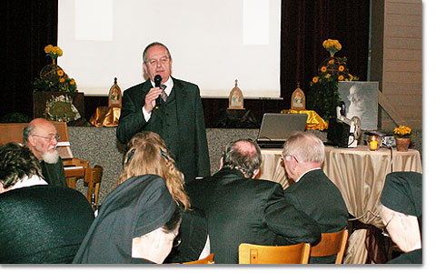 Ein Heiligtum der Begegnung, ein Tag der Begegnung: Pfarrer Wolfgang Pingel begrt die Festteilnehmer im Pfarrsaal von Gelsenkirchen-Horst