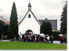 Erffnung des Festtages im Heiligtum& unter Regenschirmen