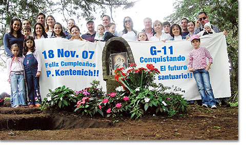 Gruppe 11 der Schönstatt-Familienbewegung von Costa Rica am Bildstock auf dem Gelände des zukünftigen Heiligtums
