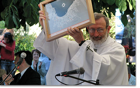 Pater Ivan Simicic nimmt im Namen der Schnstattfamilie von Chile die Grnder-Strae in Empfang, Geschenk der Familie von Agua Santa zum 60. Jahrestag der Grndung Schnstatts in Chile