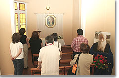 Pilger in der Kapelle des Mena-Hospitals, wo Pater Kentenich oft die heilige Messe feierte.