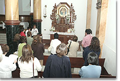 Pilger in der Pfarrkirche St. Aloisius Gonzaga, vor dem Heiligtumsaltar