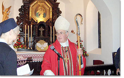 Anbringung des Heilig-Geist-Symbols im Heiligtum von Campsie Glen, Schottland, mit Erzbischof Mario Conte von Glasgow