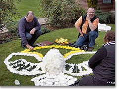 Familien wagten sich daran, das Heilig-Geist-Symbol Blumen zu legen