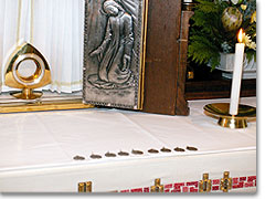 Die Bundesmedaillen, Geschenk des Mtterbundes in Deutschland, auf dem Altar des Urheiligtums
