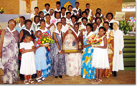 18. November in Bujumbura, Burundi: die Frauen, die das Schnstatt-Halstuch empfingen, mit der Auxiliar