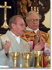 P. Gerold Langscg (li,) und Bischof Fabian Bruskewitz