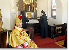 Marienschwestern richten den Altar im Heiligtum fr die Eucharistiefeier