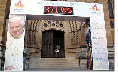 Vor der St. Mary Kathedrale in Sidney: der Weltjugendtag ist present