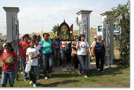Fest in Jacarezinho: Einzug auf das Gelnde des zuknftigen Heiligtums