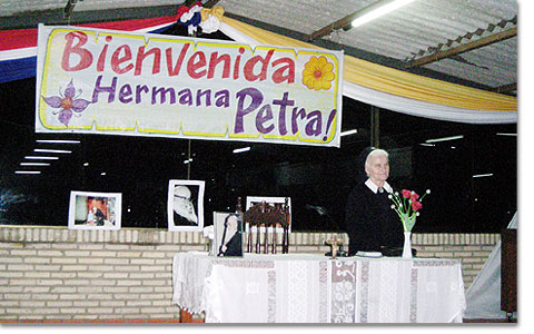 Schwester Petra bei ihrem Vortrag in Ciudad del Este, Paraguay