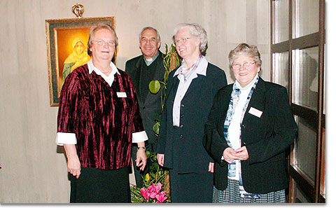 Die neugewhlte Leitung des Mtterbundes in Deutschland: Edeltraud Hemmetsberger, P. Theo Breitinger, Hna. M. Luciane Machens, Rosemarie Bohrer (von links)