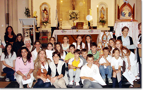 18. Oktober in der Pfarrkirche in Pehuaj, Argentinien: Missionare der Pilgernden Gottesmutter erneuern ihre Sendungsweihe